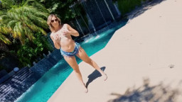 River Lynn - Shows Off Her Juicy Booty